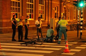 Busje rijdt door na scheppen van fietser Vaillantplein Den Haag