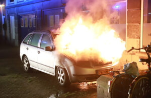 Auto loopt flinke schade op na brand Hugo de Grootstraat Den Haag