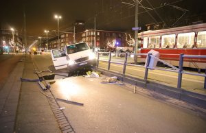 Vrouw aangehouden na crash op tramhalte Goeverneurlaan Den Haag