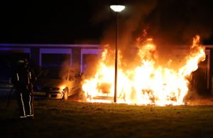 Geparkeerde auto’s in brand aan de Professor Evertslaan Delft
