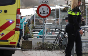 Wielrenner raakt van de weg en komt ten val op terras Zwetkade Noord Wateringen