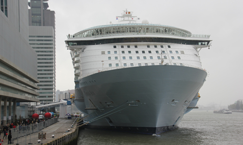 14 oktober Grootste cruiseschip ter wereld verlaat havenstad Rotterdam