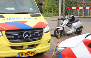 Auto komt in botsing met scooter Engelsestraat Delft