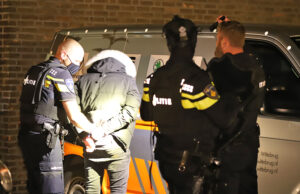 Acht personen uit woning gehaald na vuurwapenmelding bij melding van geluidsoverlast Van Drieststraat Den Haag