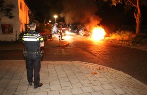 Geparkeerde auto gaat in vlammen op Tweemolentjeskade Delft