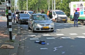 Fietser flink gewond na aanrijding met auto Lijnbaan Den Haag