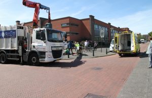 Vuilnisman valt in opening ondergrondse container Treslonglaan Den Haag