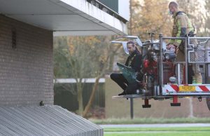 Brandweer assisteert dierenambulance bij redding van gewonde dwergpapegaai Van Vredenburchweg Rijswijk