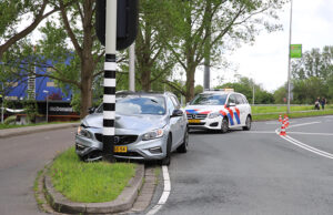 Automobilist knalt met auto tegen verkeerslicht Brasserskade Delft