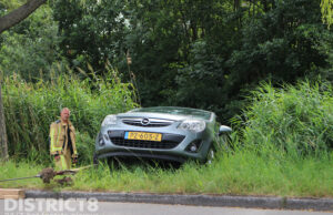 Auto met achterkant in het water Filmlaan Zoetermeer