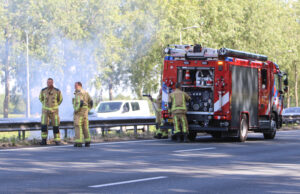 Brandweer blust brandje in middenberm A13 Delft