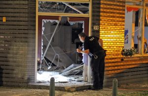 Bedrijfspand zwaar beschadigd na explosie Hoefkade Den Haag