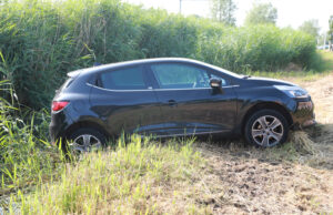 Eigenaar vergeet handrem; voertuig beland in water Vossenzoom Pijnacker