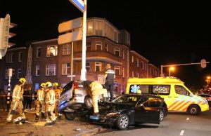 Ravage in Den Haag, auto geplet tegen verkeerspaal na aanrijding Loosduinsekade Den Haag