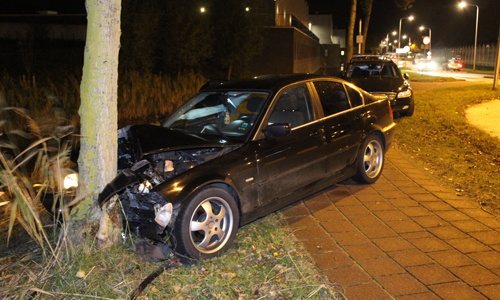 18 november Inzittenden vluchten na crash tegen boom; inzet politiehelikopter Bosweg Naaldwijk