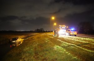 Auto vliegt uit de bocht en belandt in het water Rijksstraatweg-N468 Schipluiden