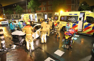 Achtervolging met hoge snelheid eindigt in crash; twee gewonden Vaillantlaan Den Haag