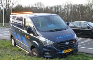 Busje van dierenambulance zakt deels weg in berm Kruithuisweg Delft