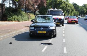Fietser gewond na klap op auto Parallelweg Den Haag