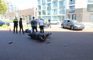 Scooterrijder lichtgewond na aanrijding met auto Waldorpstraat Den Haag