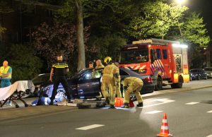 Eigenaar taxi bekneld onder eigen auto Van Alkemadelaan Den Haag
