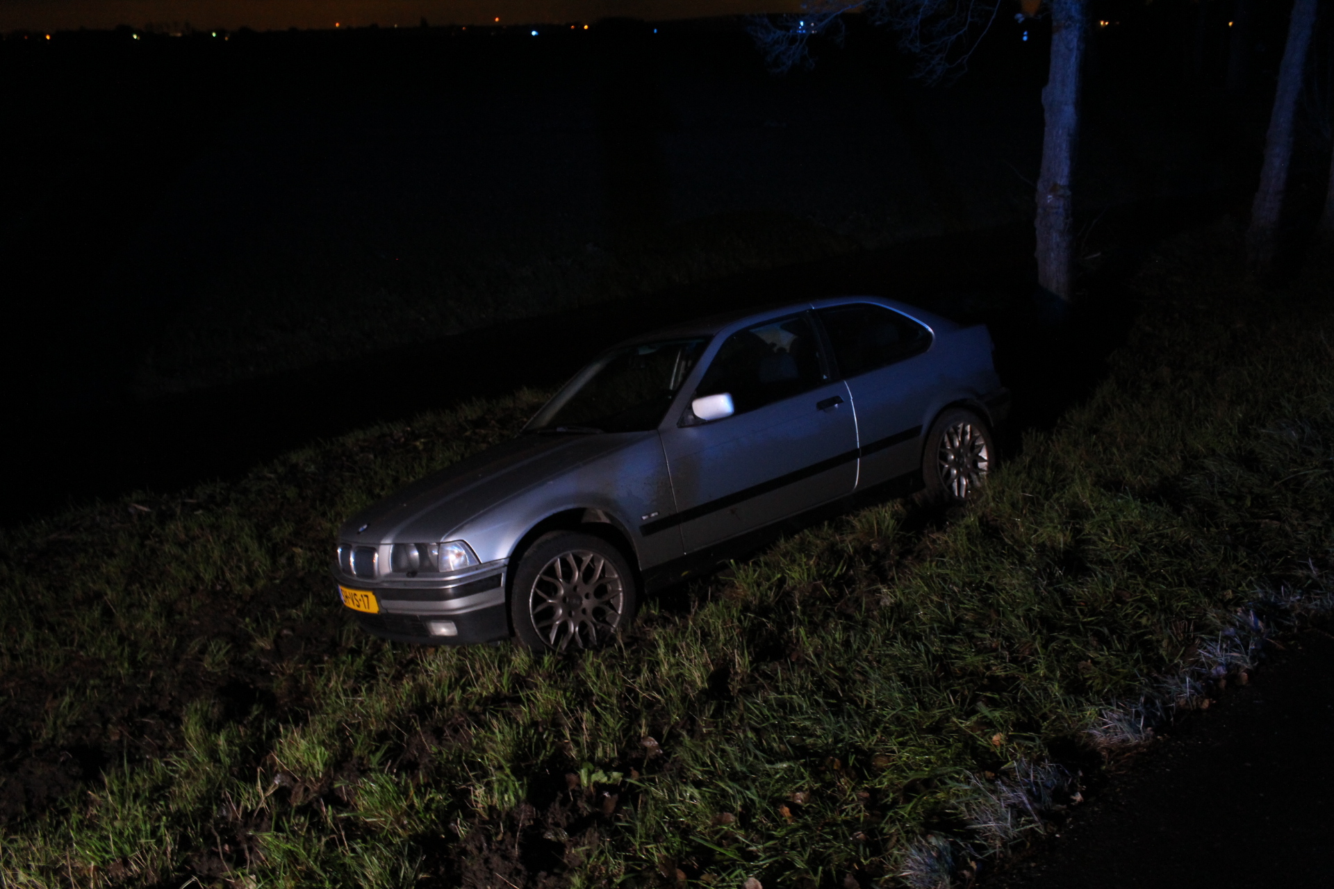 20 november Dronken bestuurder rijdt auto van weg Woudseweg N223 Schipluiden
