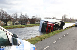 Vrachtwagen kantelt en belandt in het water Wilsveen Leidschendam
