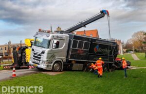 Vrachtwagen glijdt van de weg de laaggelegen berm in Kluiskade Maasland