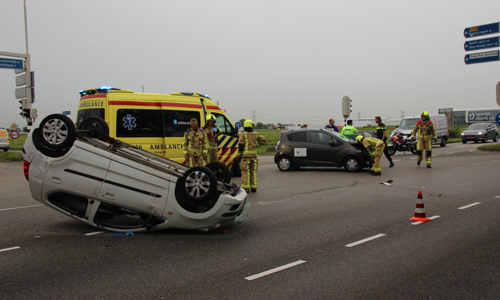 30 september Auto over de kop na aanrijding Middel Broekweg Honselersdijk