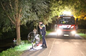 Zoekactie na vondst van fiets in sloot Bovendijk Wateringen