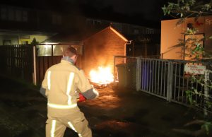Auto, schutting en containers in vlammen op in Delftse wijk Vrijenban