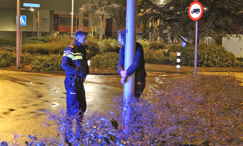 26 november Vijf aanhoudingen na klemrijden auto; verdachten vast aan lantaarnpaal, Verspycklaan Naaldwijk