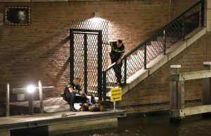Persoon springt in het water na ruzie Bierkade Den Haag