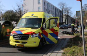 Scooterrijder lichtgewond na aanrijding met taxibus Hengelolaan Den Haag