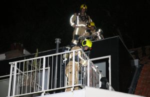 Brandweer blust brand in plantenbak op balkon Koningsplein Delft