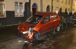Geparkeerde auto’s flink beschadigd na aanrijding; bestuurder op de vlucht Den Haag