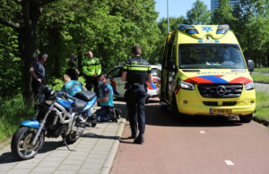 Motorrijder komt hard ten val na aanrijding Utrechtsebaan Den Haag