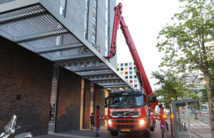 Brandweer redt meeuw uit benarde positie Waldorpstraat Den Haag