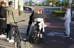 Schade bij ongeval tussen bezorgscooter en personenauto Haagweg Rijswijk