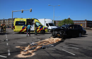 Flinke schade en gewonden na aanrijding tussen drie voertuigen Troelstrakade Den Haag