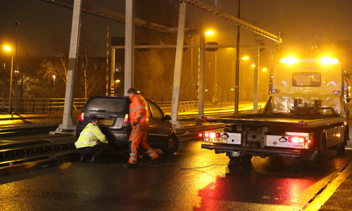 1 januari Flinke vertraging door auto op tramrails Hoornbrug Rijswijk