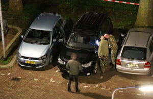 EOD doet in bompak onderzoek naar mogelijk explosief bij auto Lisztstraat Delft