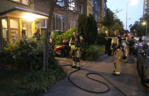 Brandweer blust brand in woning Genemuidenstraat Den Haag