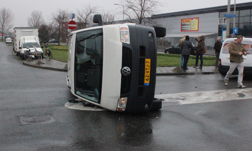 18 februari Busje op z’n kant na aanrijding met personenauto Westlandseweg Wateringen