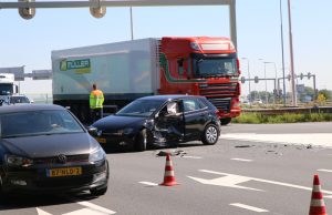 Veel schade bij aanrijding tussen twee voertuigen Kruithuisplein Delft