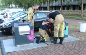 Brandweer haalt sleutelbos uit ondergrondse container Kerkmeesterstraat Delfgauw