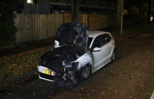 Geparkeerde auto in brand gevlogen Buitenhofdreef Delft