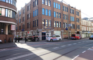 Onbekende levert verdacht pakketje af bij politiebureau Jan Hendrikstraat Den Haag