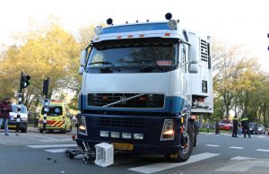 Twee meisjes op fiets aangereden door vrachtwagen Beresteinlaan Den Haag