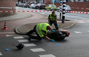 Automobilist rijdt door na aanrijding met scooter Vaillantlaan Den Haag